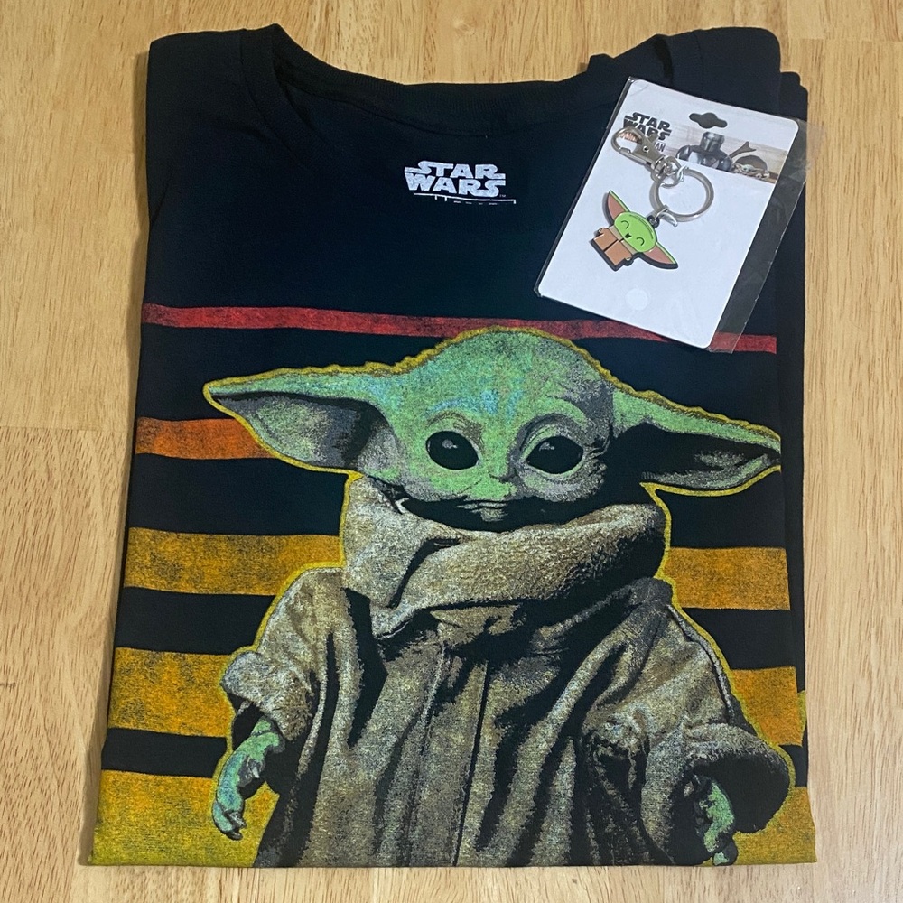 NWOT STAR WARS Women's Mandalorian Short Sleeve T-Shirt & Keychain